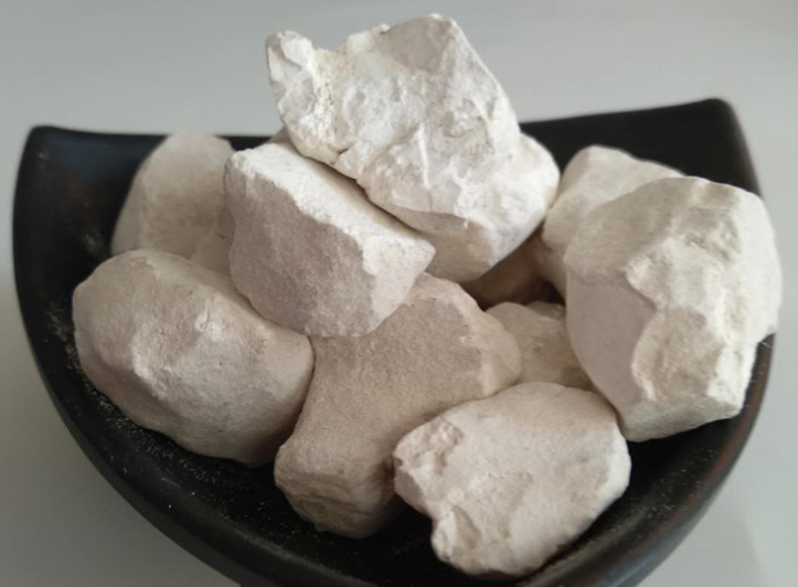 生石灰燒完還要磨粉嗎？生石灰塊磨粉機(jī)